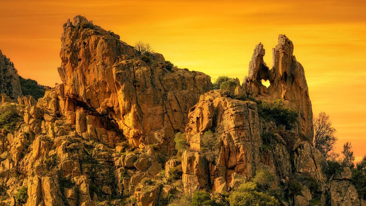 Calanques de Piana岩层上的一个心形洞，法国科西嘉岛