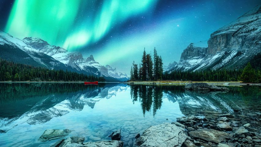 Nordlicht über Spirit Island am Maligne Lake im Jasper-Nationalpark, Kanada