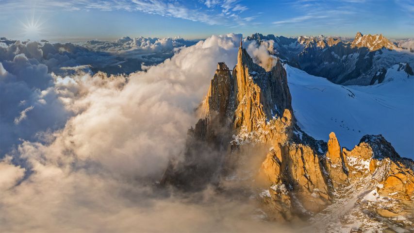 Luftbild der Aiguille du Midi in der Mont-Blanc-Gruppe, Chamonix, Frankreich