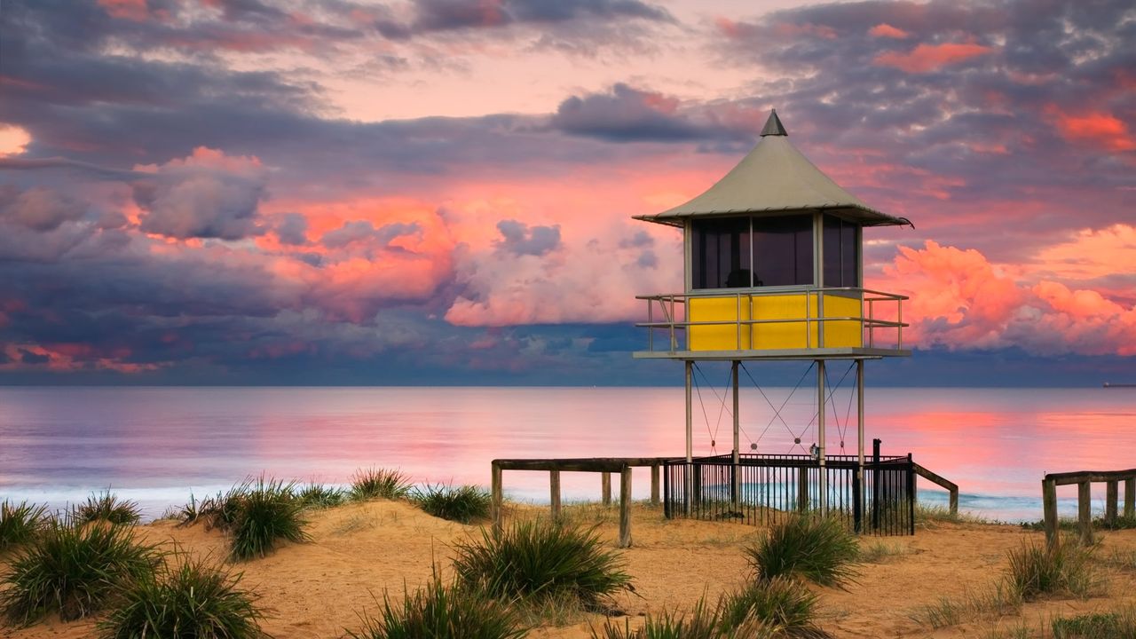 Wasserrettungsstation im Sonnenuntergang am Strand von The Entrance, Central Coast, Bundesstaat New South Wales, Australien