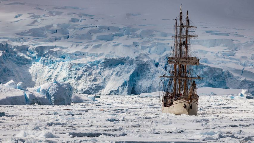 Das Segelschiff „Europa“ in der Penola-Straße, Antarktische Halbinsel, Antarktis 
