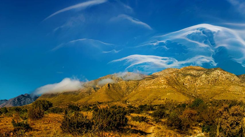 Cirrus-Wolken über dem Guadalupe-Mountains-Nationalpark, Texas, USA 