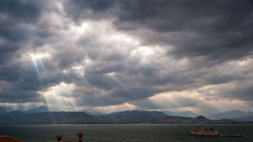 Wolkenstrahlen über dem Saronischen Golf, Griechenland 