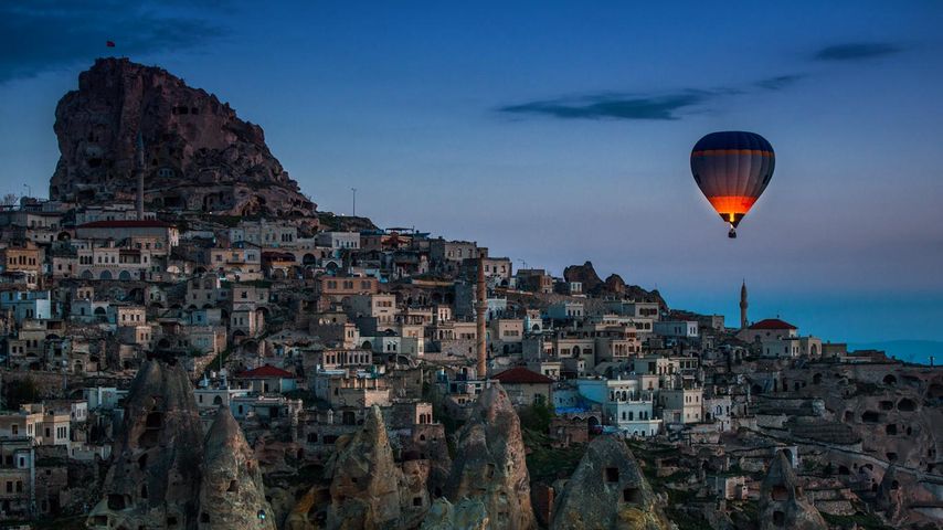 Heißluftballon über Uçhisar, Kappadokien, Türkei