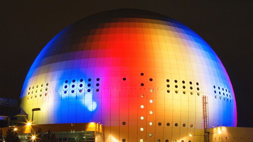 Beleuchtete Globe Arena bei Nacht, Stockholm, Schweden 