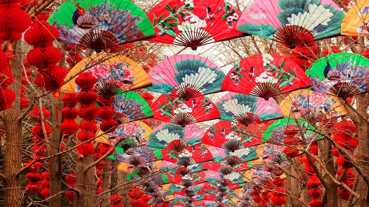 北京天坛春节期间，纸扇与红灯笼