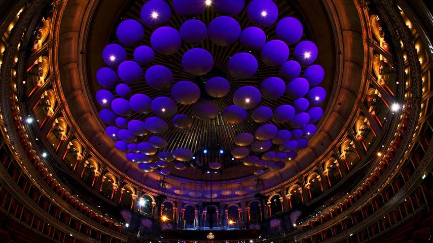 Schallschluck-Elemente an der Decke der Royal Albert Hall, London, Großbritannien 