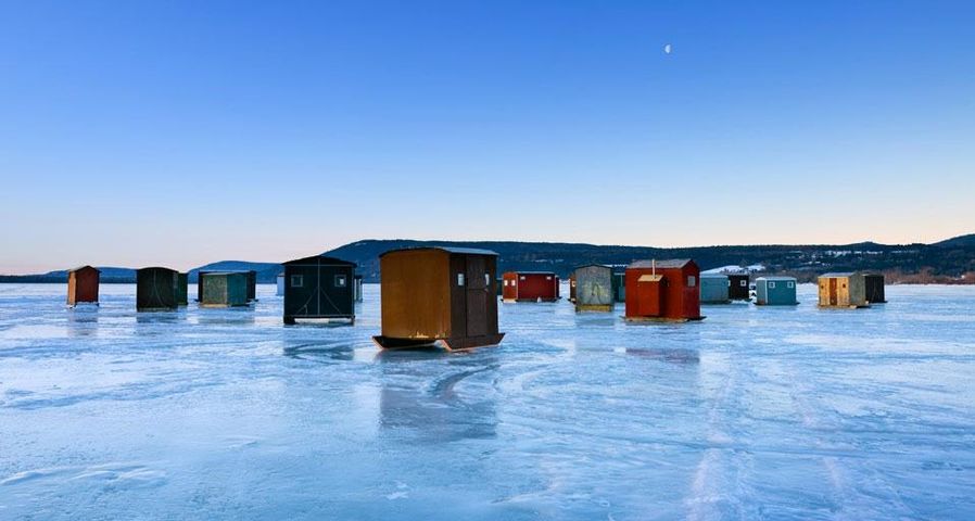 Eisfischerhütten auf einem zugefrorenen See im Bundesstaat New York, USA