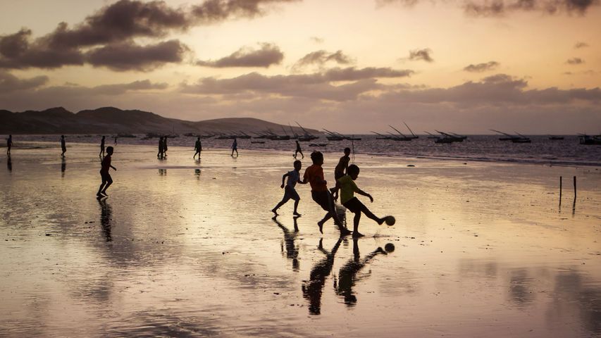 Fußballspielende Kinder am Strand, Bundesstaat Ceará, Brasilien 