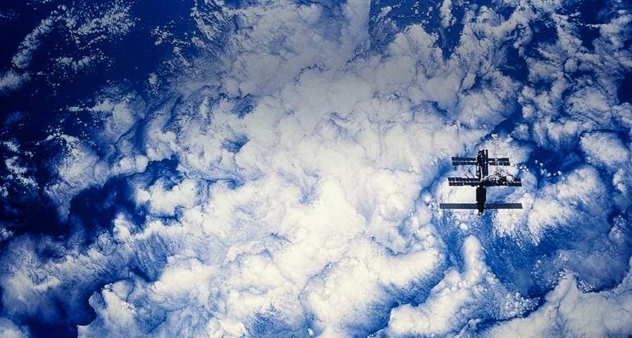 Die internationale Raumstation ISS schwebt über dem Pazifischen Ozean