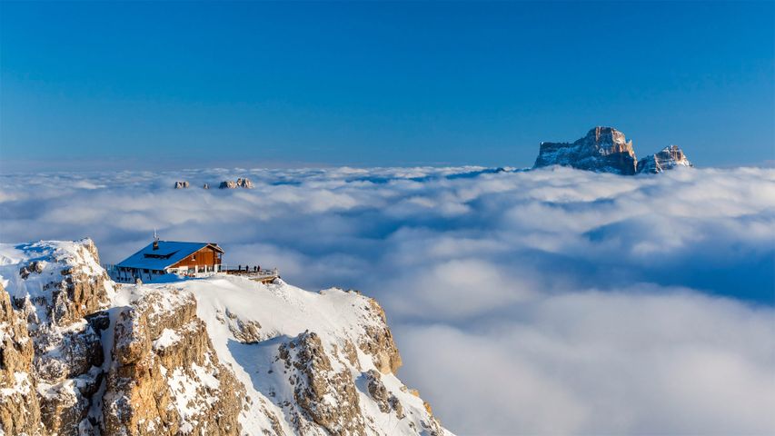 Rifugio Lagazuoi über den Wolken mit dem Monte Pelmo im Hintergrund, Dolomiten, Italien