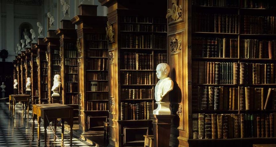 Die Bibliothek im Trinity College, Universität von Cambridge, England – H & D Zielske/age fotostock ©