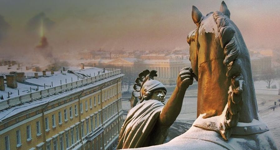 Eine Bronzestatue thront über dem Palastplatz in Sankt Petersburg, Russland