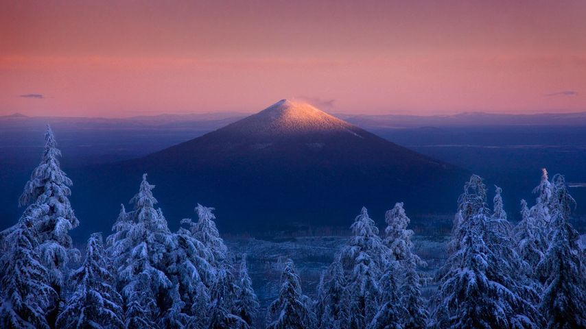 Blick aus dem Mount Jefferson-Wildschutzgebiet auf den Vulkan Black Butte, Oregon, USA