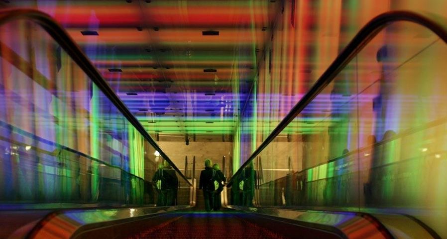 Rolltreppe durch die “Tunnel of Light” Installation im U-Bahnhof Nydalen, Oslo, Norwegen