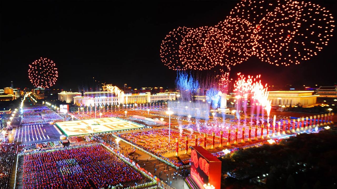 2009年10月1日国庆节，天安门广场上空的焰火 (© Yang Lei