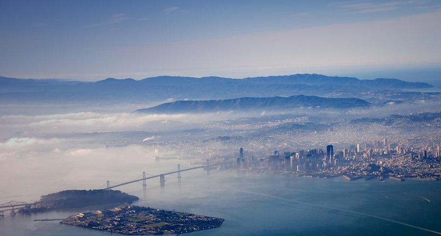 Luftbild von San Francisco mit Yerba Buena Island, Treasure Island und Oakland Bay Bridge – Marli Miller/ Visuals Unlimited, Inc. ©