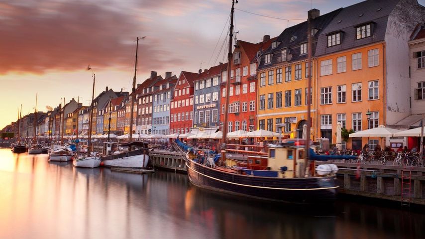 Farbenfrohe Häuser entlang des  Nyhavn-Kanal in Kopenhagen, Dänemark
