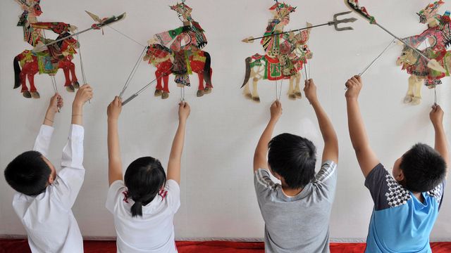 【六一儿童节】中国沈阳，蒲河小学的学生在排练皮影戏 