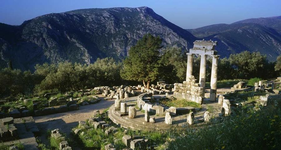 Das Heiligtum der Athena Pronaia in Delphi, Griechenland – Peter Adams/Photolibrary ©
