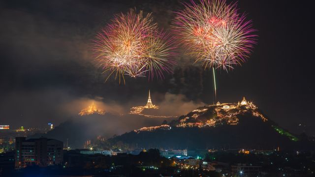 帕那空奇里上空的烟花，碧武里府,泰国