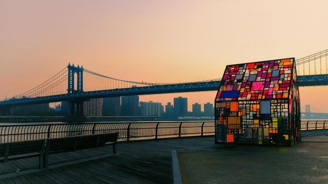 布鲁克林大桥公园展出的汤姆·弗鲁因的‘Kolonihavehus, 2010'作品，纽约布鲁克林区 