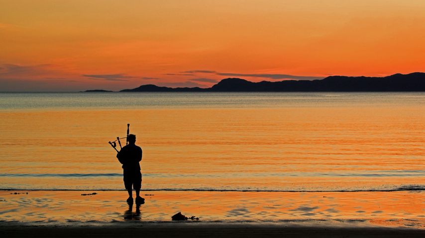 Ein Dudelsackspieler am Strand von Arisaig, Schottland