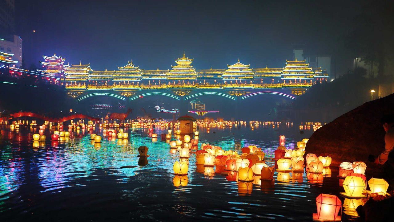 【今日中元节】桂林中元节万盏河灯漂放活动，中国广西 （© VCG/Getty Images）