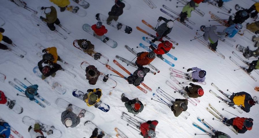 Skifahrer und Snowboarder warten am Lift, Mount Hood, Oregon – Brian Stevenson/Corbis ©