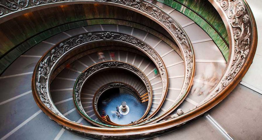 Besucher auf der Spiral-Treppe der Vatikanischen Museen, Vatikanstadt