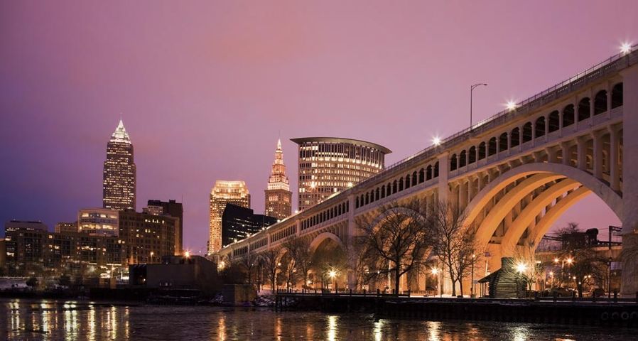 Eine der Brücken über den Cuyahoga River in der Abenddämmerung, Cleveland, Ohio