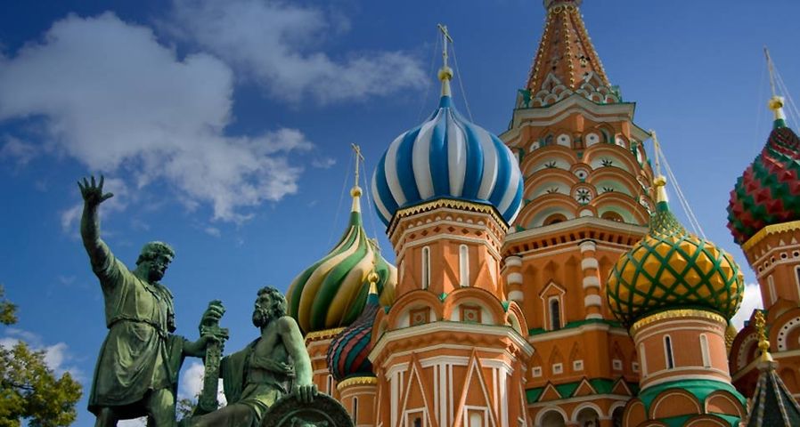 Basilius-Kathedrale und das bronzene Minin-und-Poscharski-Denkmal auf dem Roten Platz, Moskau, Russland – Cindy Miller Hopkins/DanitaDelimont.com ©