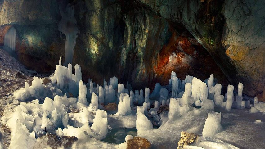 Eissäulen in einer Höhle des Durmitor-Gebirges, Montenegro 