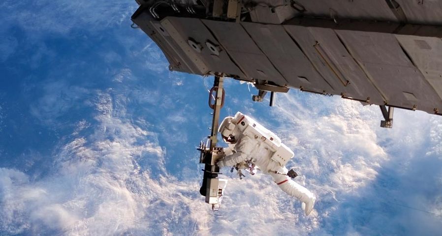 Weltraumspaziergang außerhalb der Internationalen Raumstation – StockTrek/Superstock ©