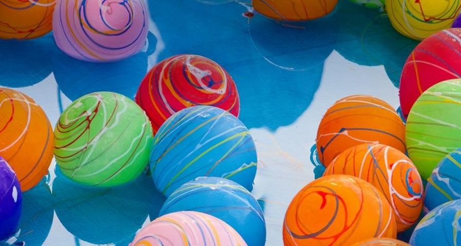 Yoyo-tsuri-Wasserballons in einem Becken bei einem Nachbarschaftsfest in Japan
