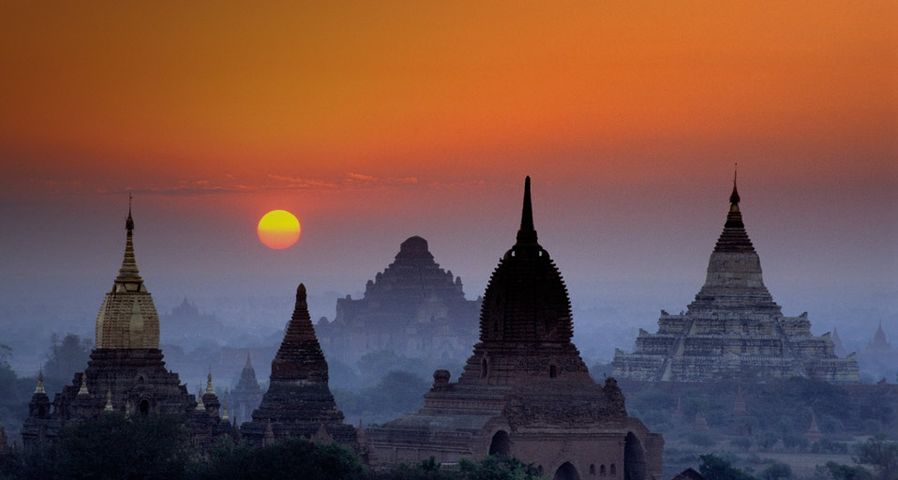 Pagoden der alten Stadt Bagan bei Sonnenuntergang, Myanmar