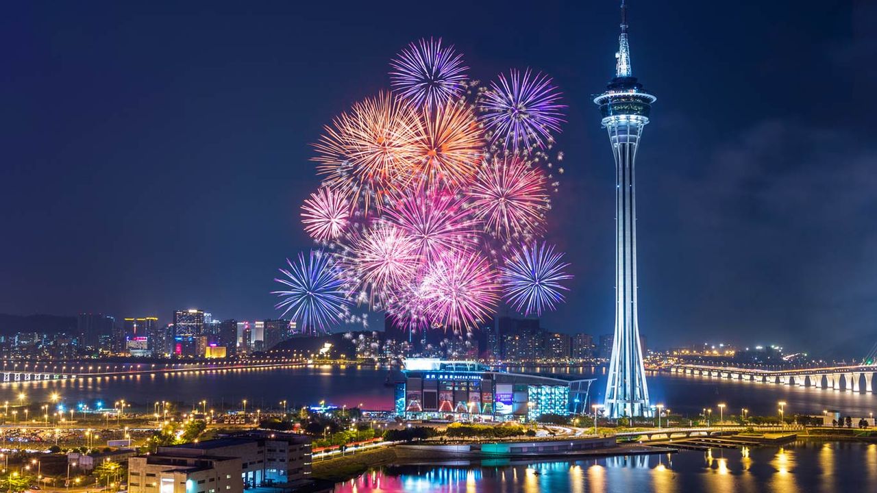 绚烂的烟花绽放在澳门的海湾上空