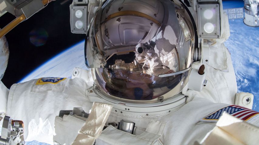 Astronaut Terry Virts bei der Aufnahme eines Selfies im Weltraum 