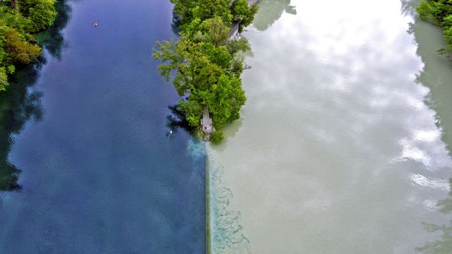 流入罗纳河的阿尔沃河，瑞士日内瓦 