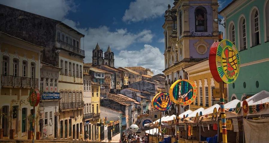 Pelourinho, das historische Zentrum von Salvador, im brasilianischen Bundesstaat Bahia, während des Karneval – SIME/eStock Photo ©