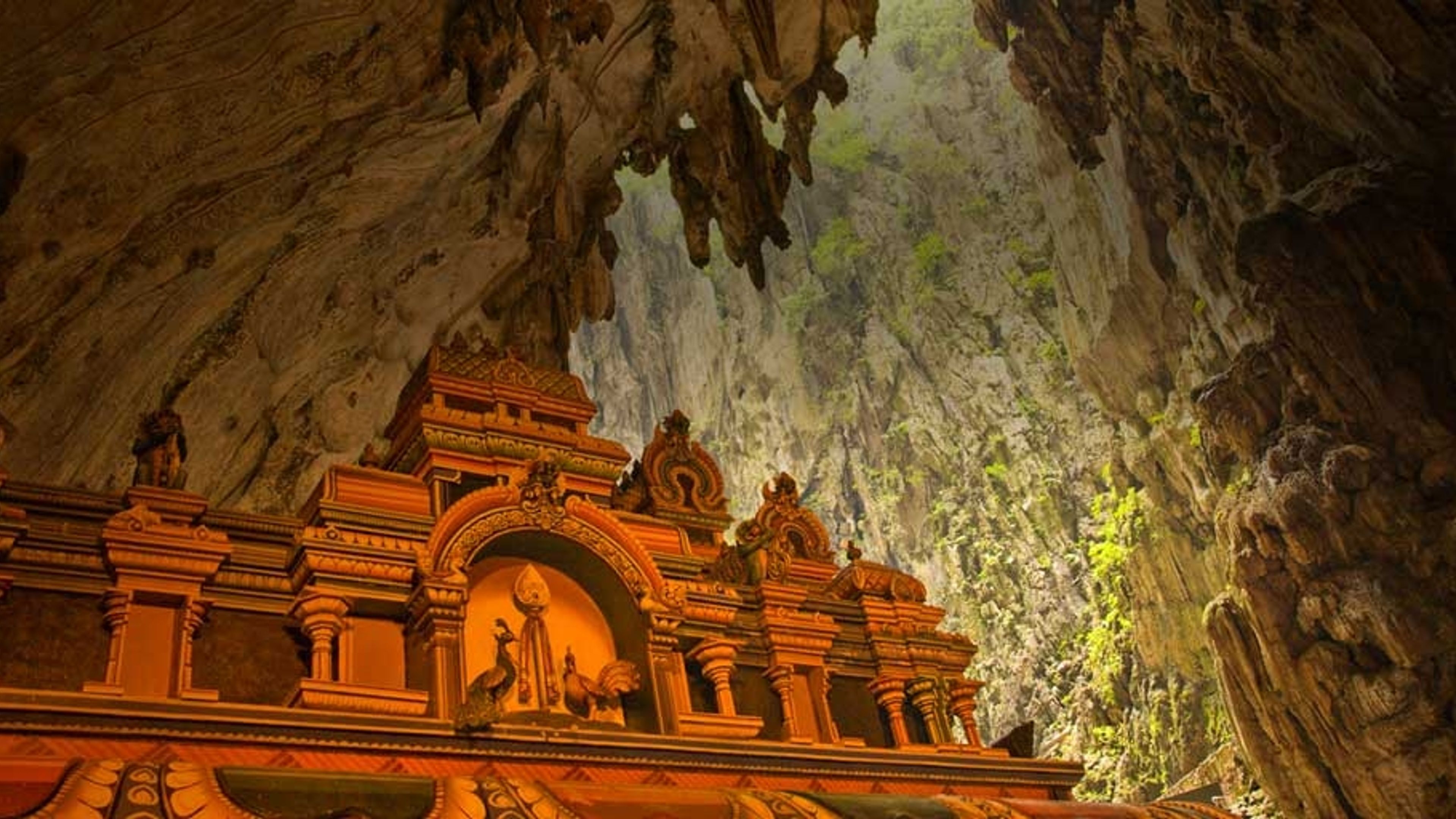 Ein Hindu-Tempel in den Batu-Höhlen nördlich von Kuala Lumpur, Malaysia