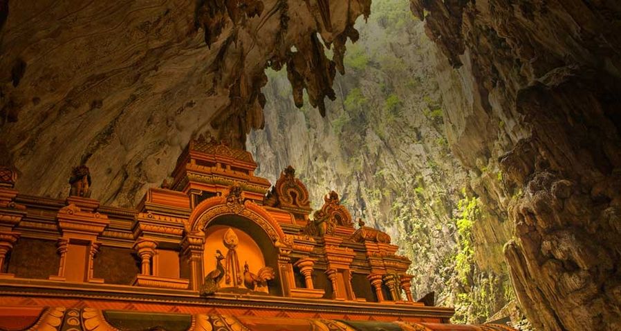 Ein Hindu-Tempel in den Batu-Höhlen nördlich von Kuala Lumpur, Malaysia – Stuart Westmorland/Corbis ©