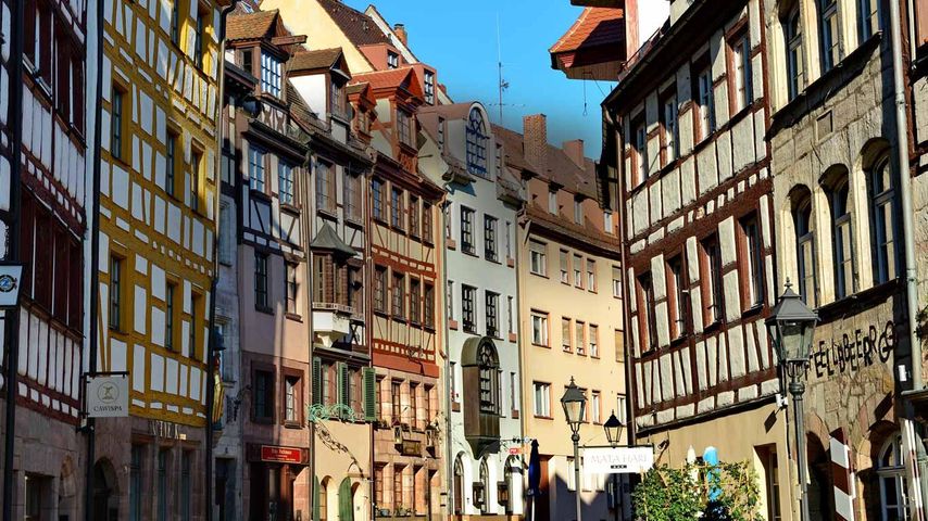 Die Weißgerbergasse, eine typische mittelalterliche Straße mit Fachwerkhäusern in Nürnberg, Franken, Deutschland