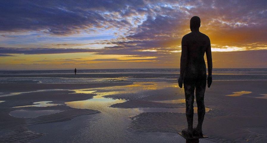 „Another Place“- Statuen des Bildhauers Antony Gormley in Crosby Beach, Merseyside, England