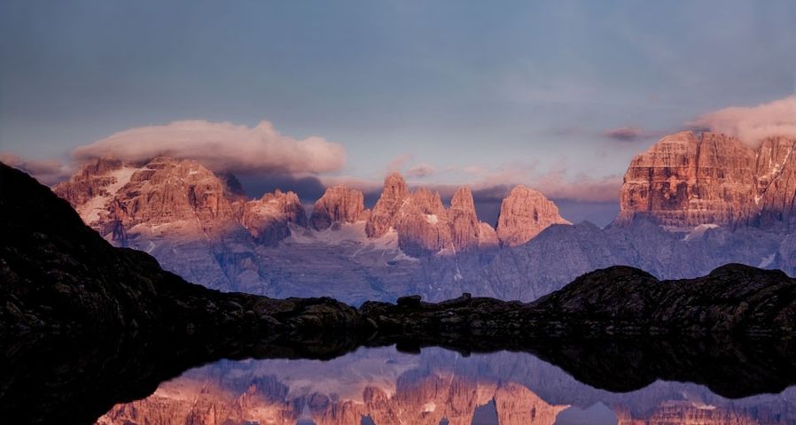Die Gipfel der Brenta-Gruppe spiegeln sich im Lago Nero, Trentino, Italien – SIME / eStock Photo ©
