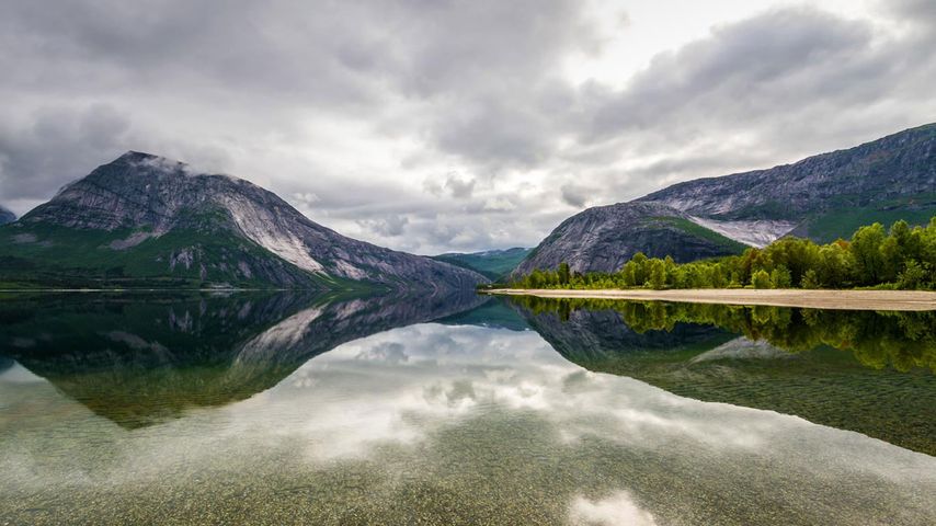 Der See Kobbvatnet, Sørfold, Provinz Nordland, Norwegen 