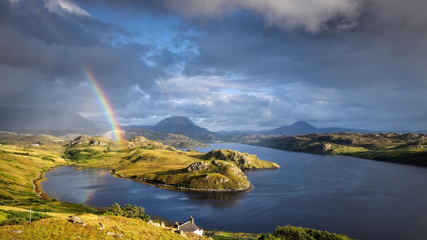 Regenbogen über dem Loch Inchard, Northwest Highlands, Schottland