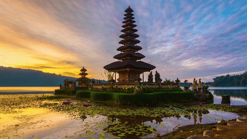 Sonnenaufgang am Pura Ulun Danu Bratan-Tempel, Bali, Indonesien 
