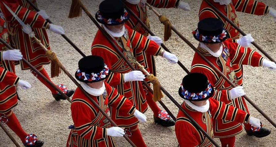 Die Queen’s Body Guard of the Yeoman of the Guard marschieren in den Gärten des Buckingham Palace in London, England