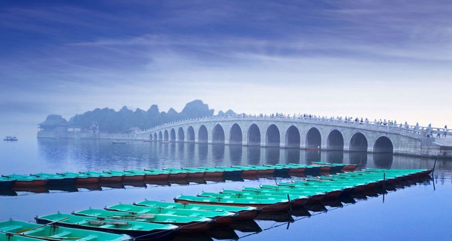 Die Siebzehn-Bogen-Brücke führt über den Kunming-See, Sommerpalast in Peking, China – SIME/eStock Photo ©